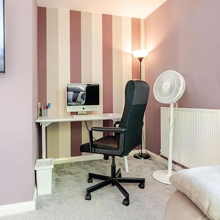 Comfortable 3-Storey House With Free Car Parking Manchester Buitenkant foto