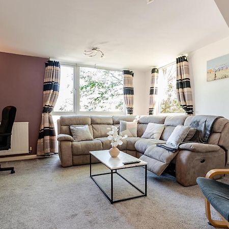 Comfortable 3-Storey House With Free Car Parking Manchester Buitenkant foto