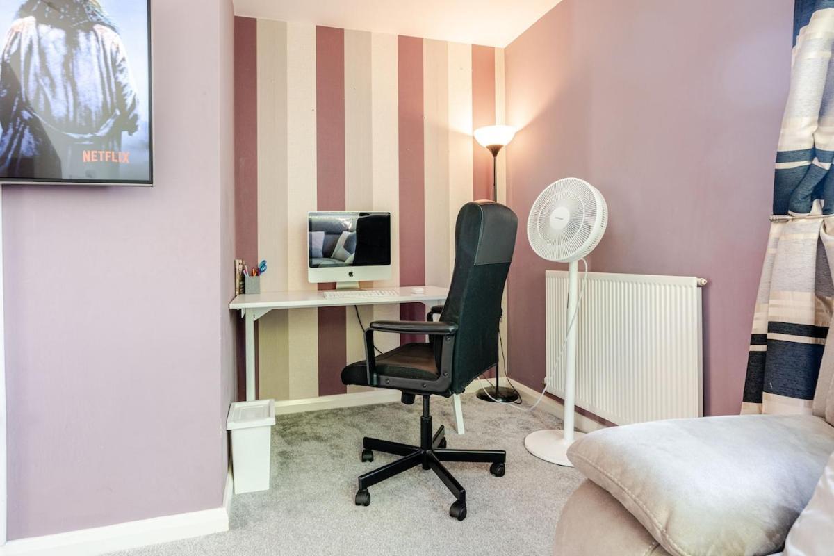 Comfortable 3-Storey House With Free Car Parking Manchester Buitenkant foto