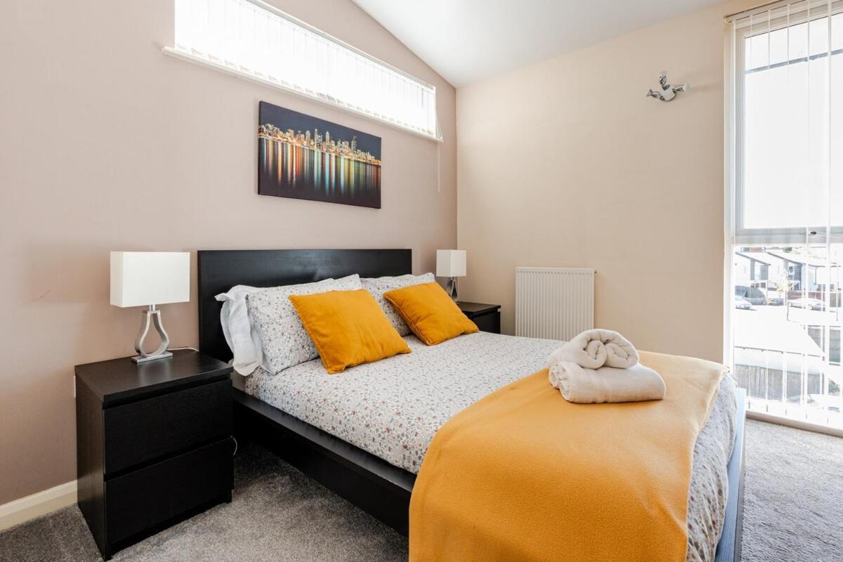 Comfortable 3-Storey House With Free Car Parking Manchester Buitenkant foto