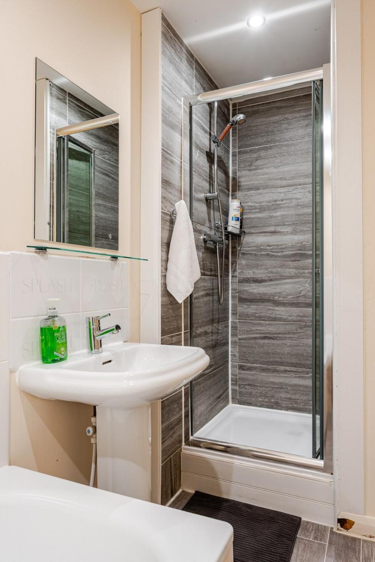 Comfortable 3-Storey House With Free Car Parking Manchester Buitenkant foto