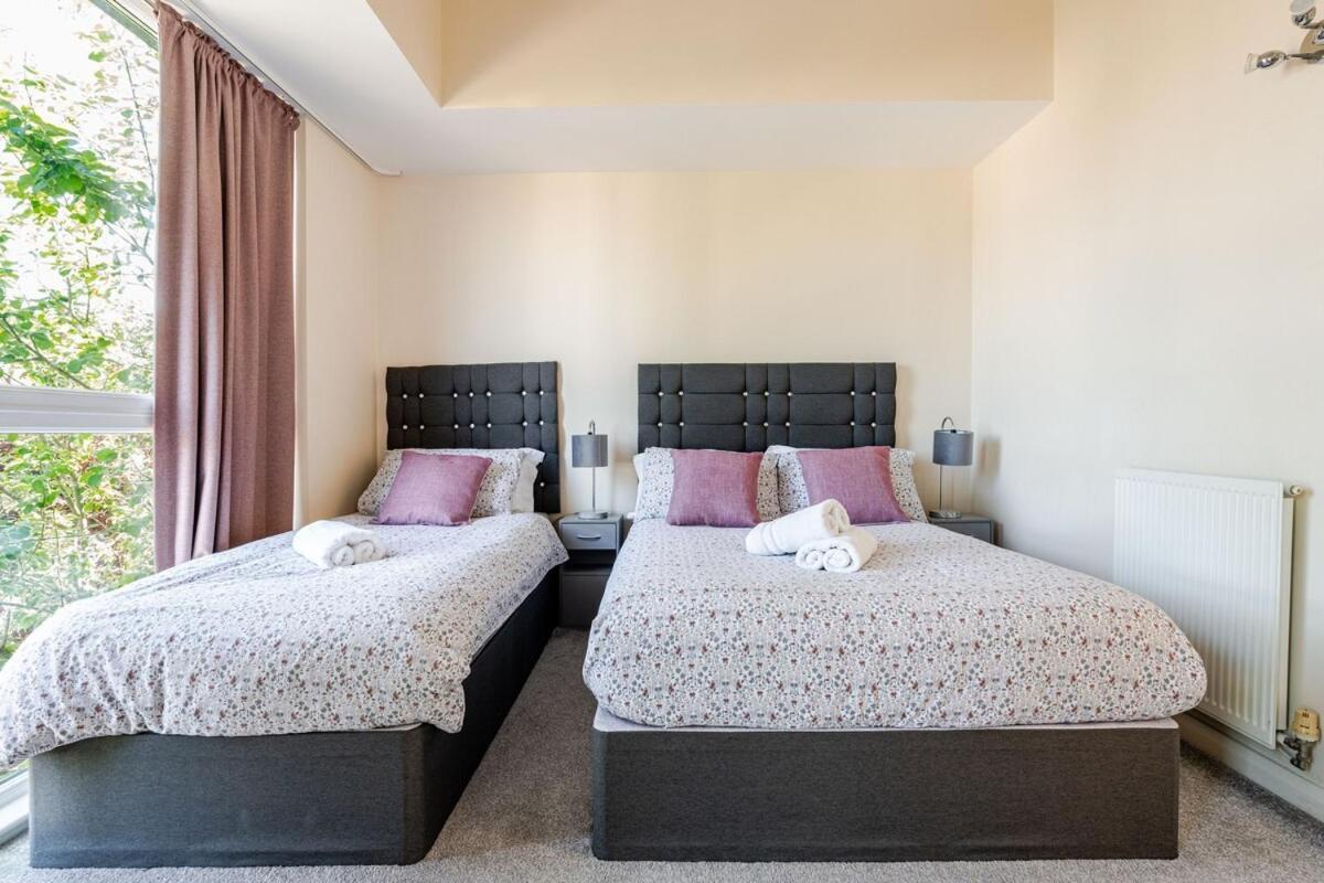 Comfortable 3-Storey House With Free Car Parking Manchester Buitenkant foto