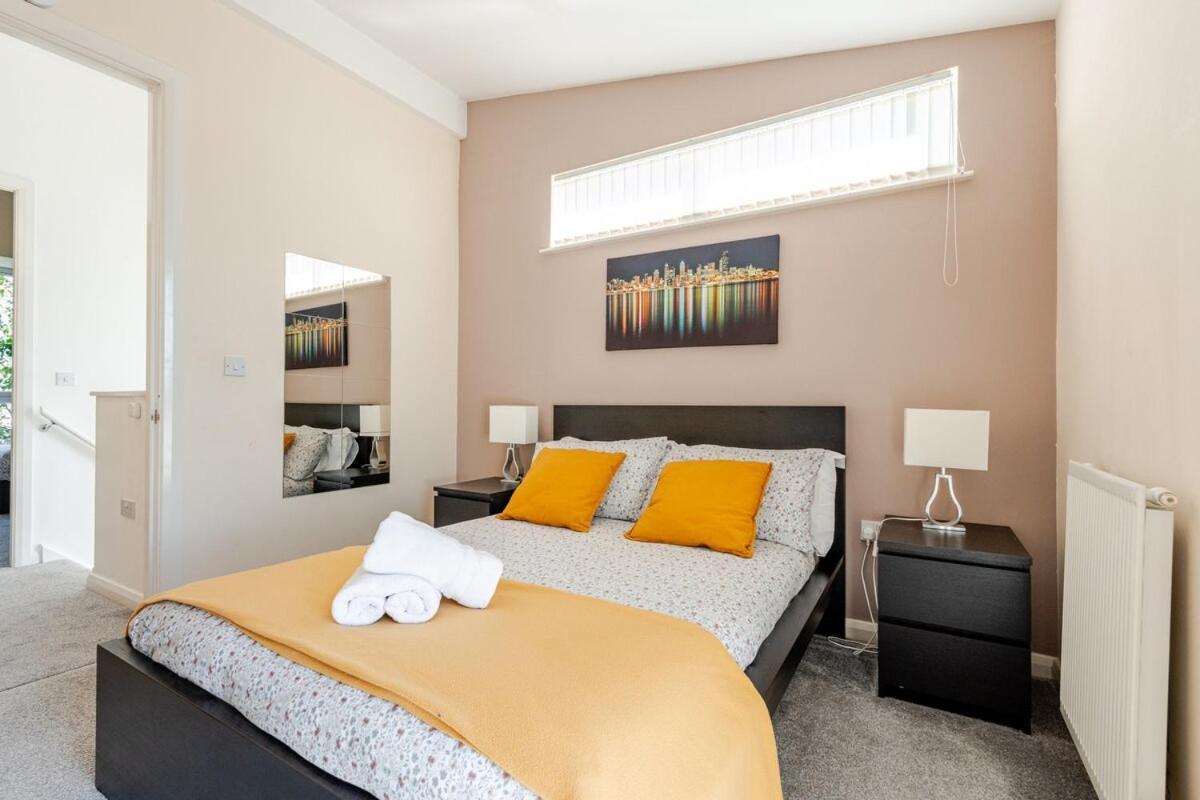 Comfortable 3-Storey House With Free Car Parking Manchester Buitenkant foto
