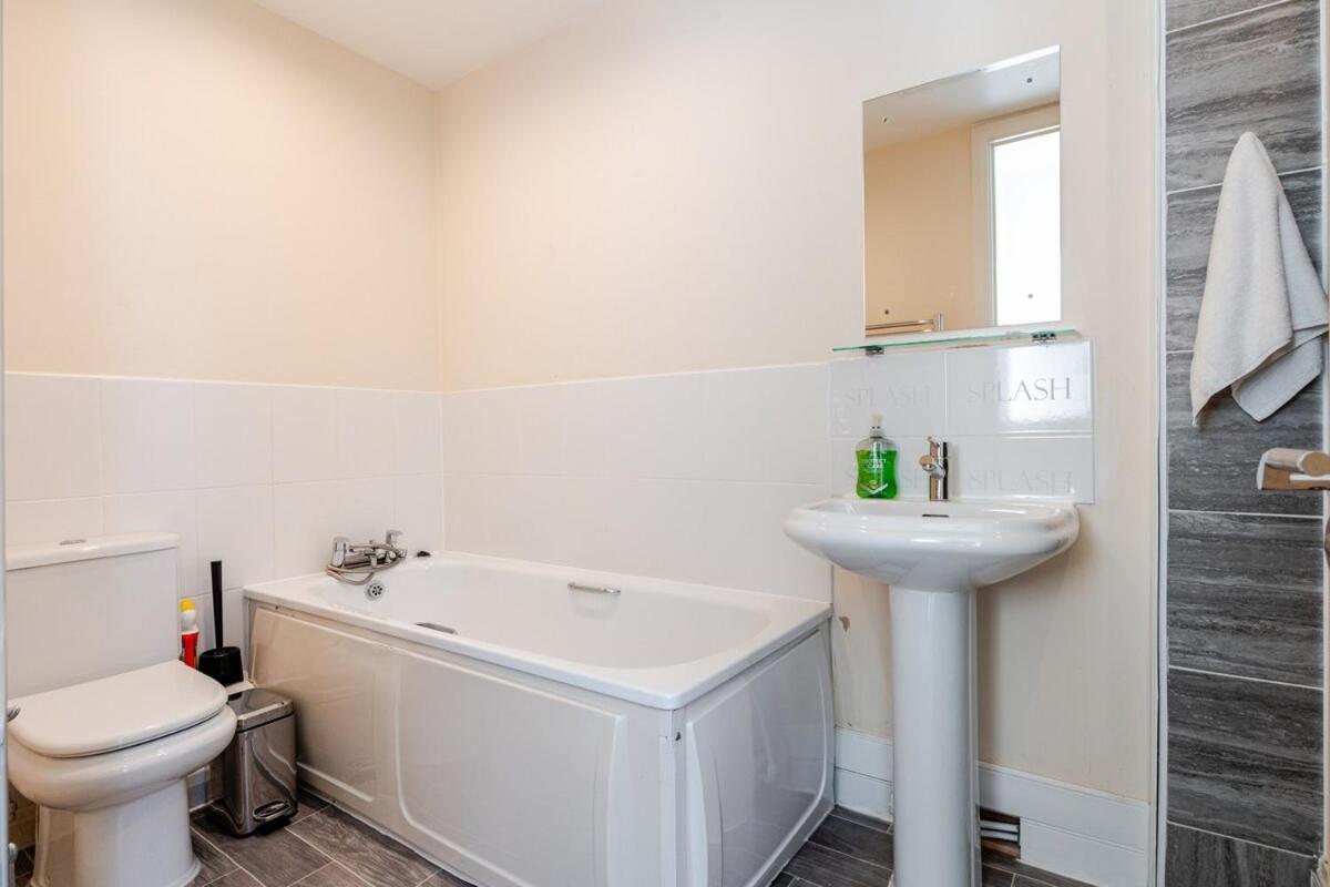 Comfortable 3-Storey House With Free Car Parking Manchester Buitenkant foto