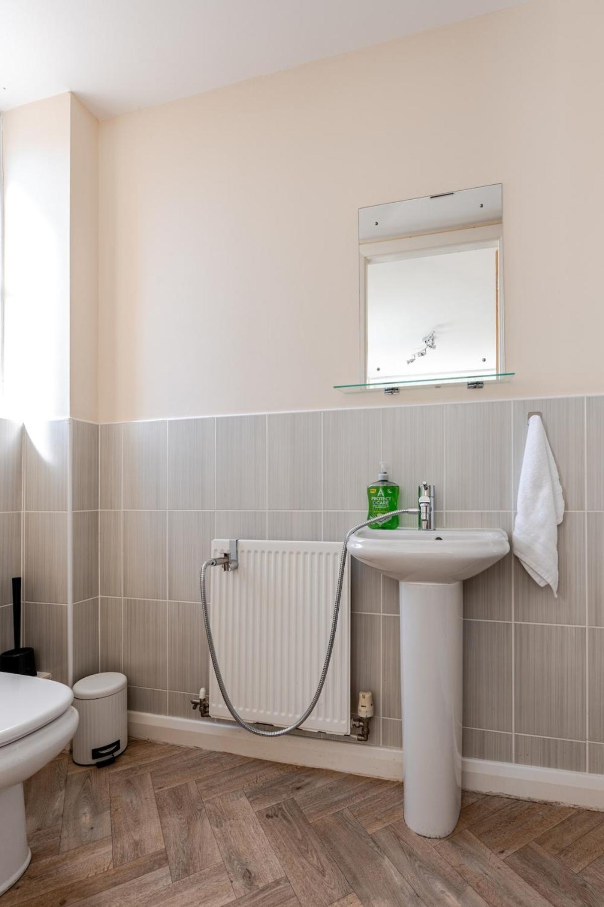 Comfortable 3-Storey House With Free Car Parking Manchester Buitenkant foto
