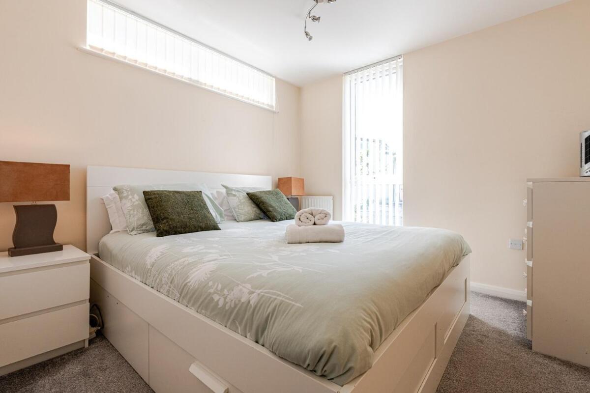 Comfortable 3-Storey House With Free Car Parking Manchester Buitenkant foto