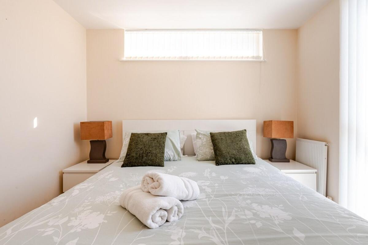 Comfortable 3-Storey House With Free Car Parking Manchester Buitenkant foto