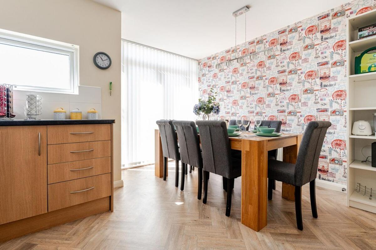 Comfortable 3-Storey House With Free Car Parking Manchester Buitenkant foto
