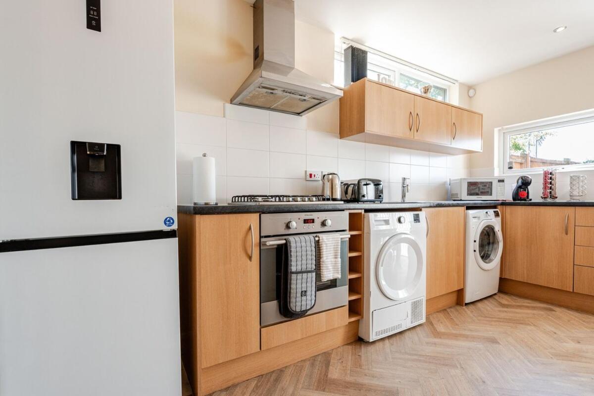 Comfortable 3-Storey House With Free Car Parking Manchester Buitenkant foto