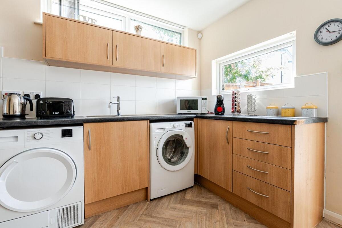 Comfortable 3-Storey House With Free Car Parking Manchester Buitenkant foto