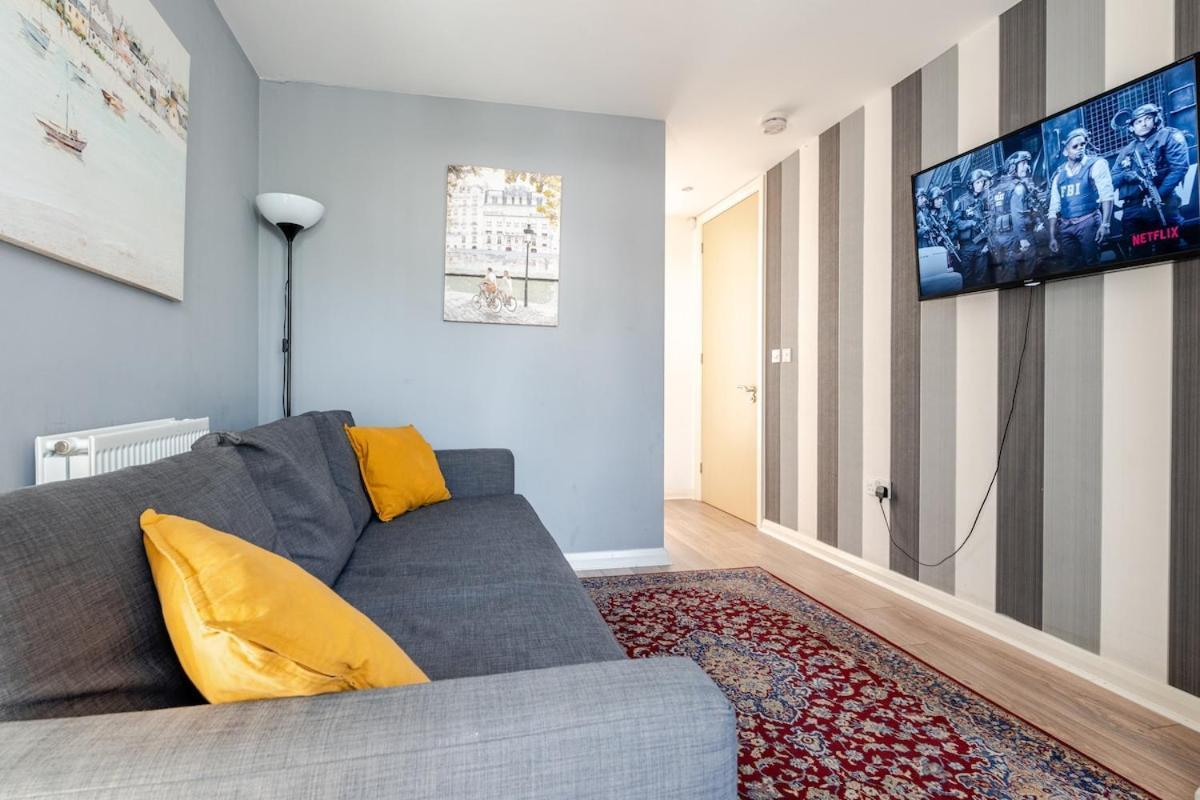 Comfortable 3-Storey House With Free Car Parking Manchester Buitenkant foto