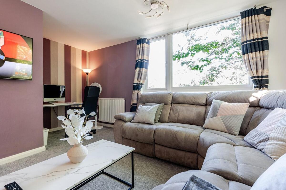 Comfortable 3-Storey House With Free Car Parking Manchester Buitenkant foto