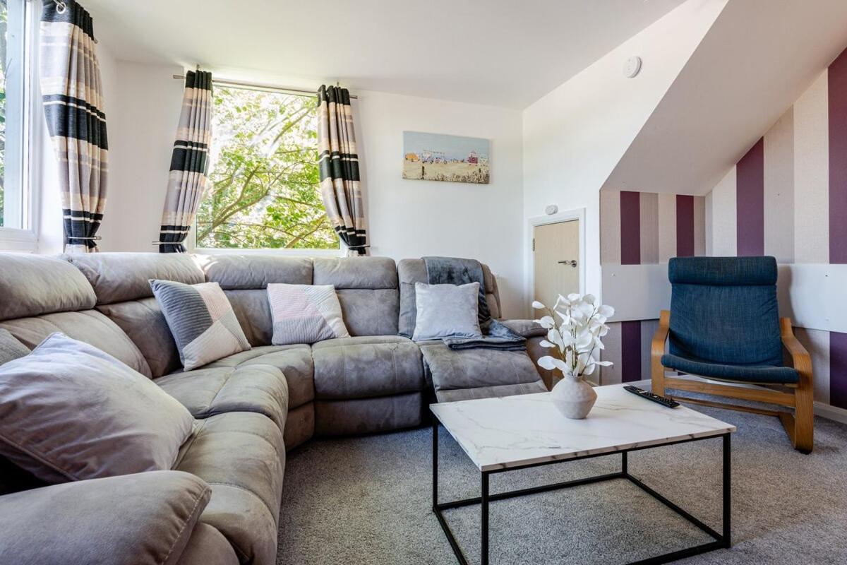 Comfortable 3-Storey House With Free Car Parking Manchester Buitenkant foto