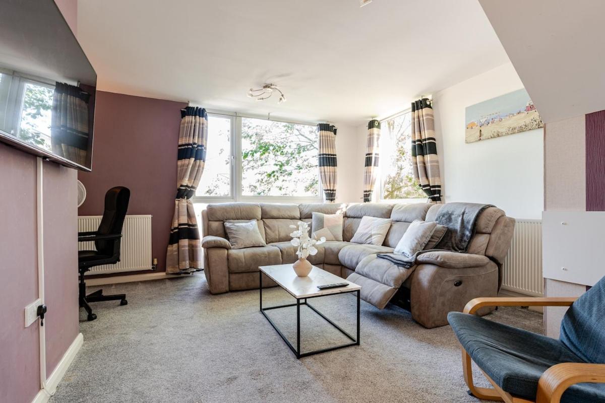 Comfortable 3-Storey House With Free Car Parking Manchester Buitenkant foto